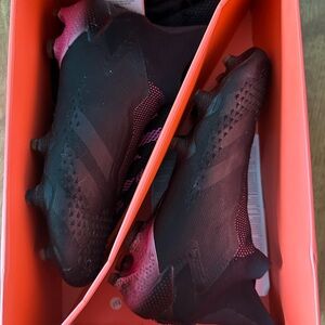 Used but in excellent condition. Men’s size 7 Adidas predator mutator 20+FG